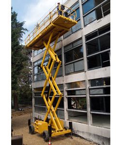 Inchiriere nacela foarfeca diesel 18 metri